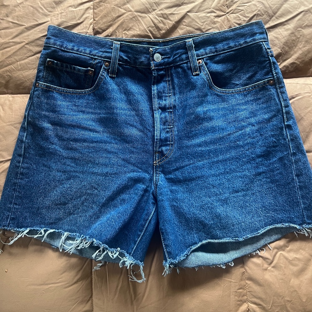 LEVI’S CUTTOFF SHORTS